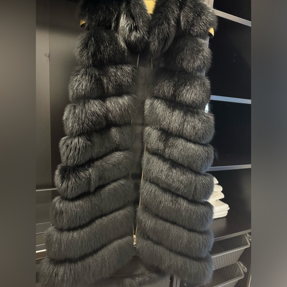 Women’s Black Fox Fur Vest Size 6 – Luxury Outerwear, Excellent Condition - Picture 8 of 9